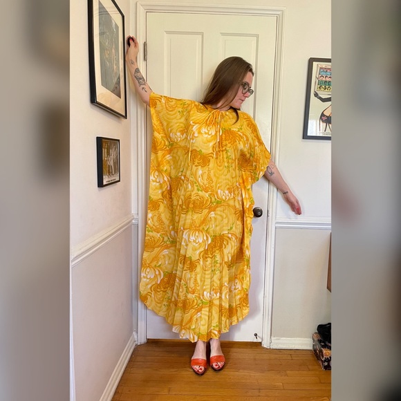 Vintage Dresses & Skirts - 70s Vintage Volup Friendly Accordion Pleat Yellow Kaftan w. Chrysanthemum Print